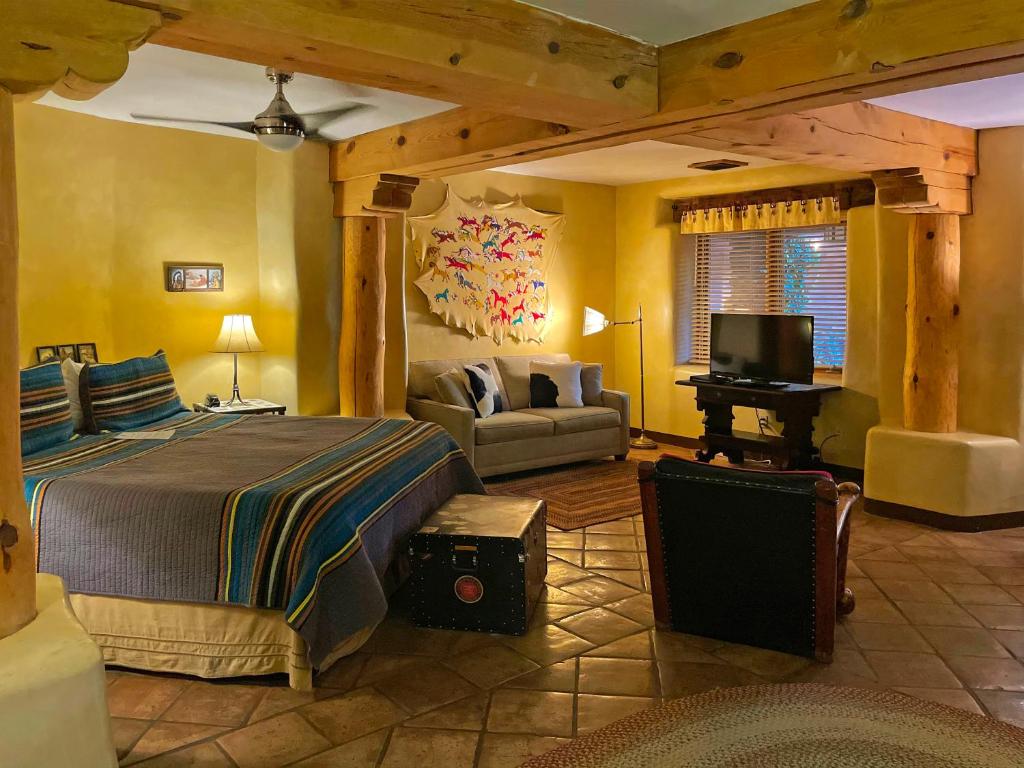 Postel nebo postele na pokoji v ubytování El Portal Sedona Hotel