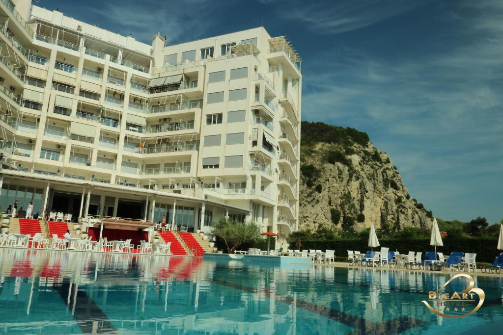 Bazén v ubytování Hotel Bleart nebo v jeho okolí