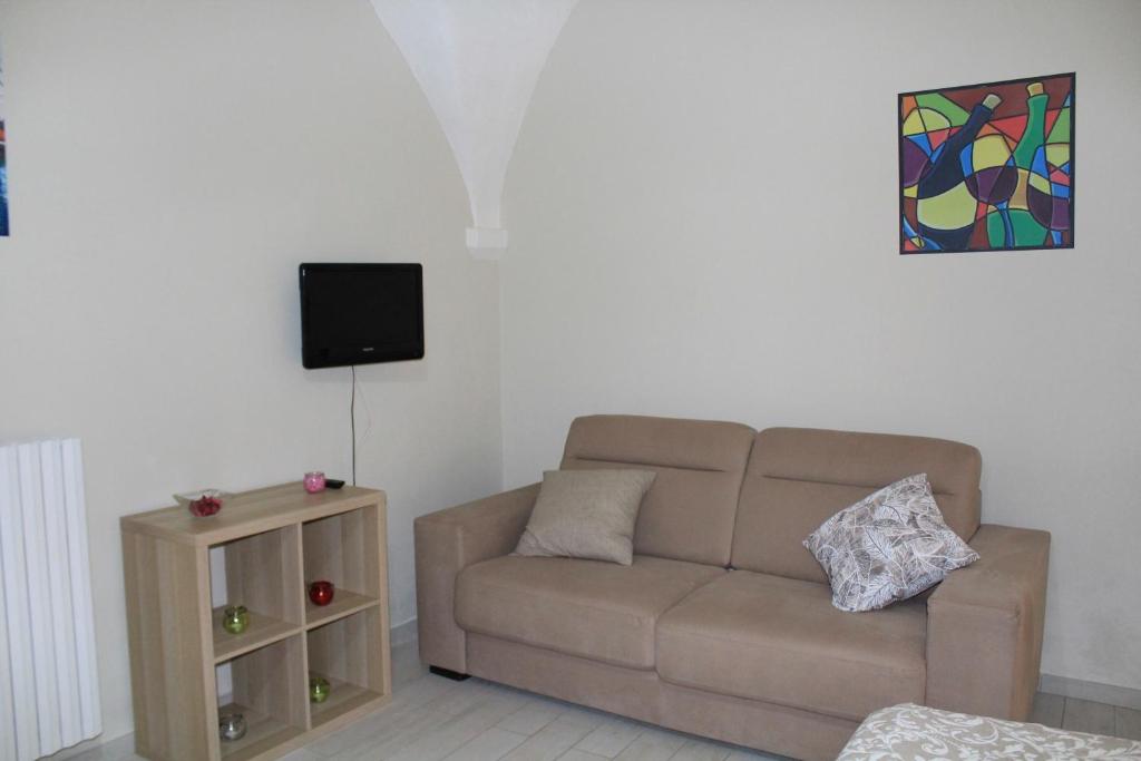A television and/or entertainment centre at Guest House Orsini