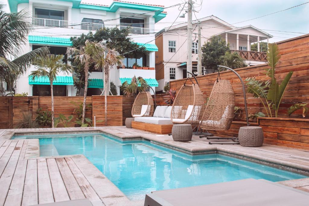 The swimming pool at or close to Sandbar Beachfront Hostel & Restaurant