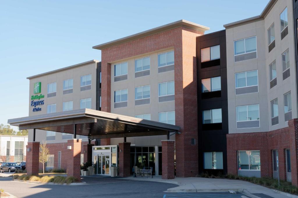 a rendering of the front of a hotel at Holiday Inn Express & Suites - Summerville, an IHG Hotel in Summerville