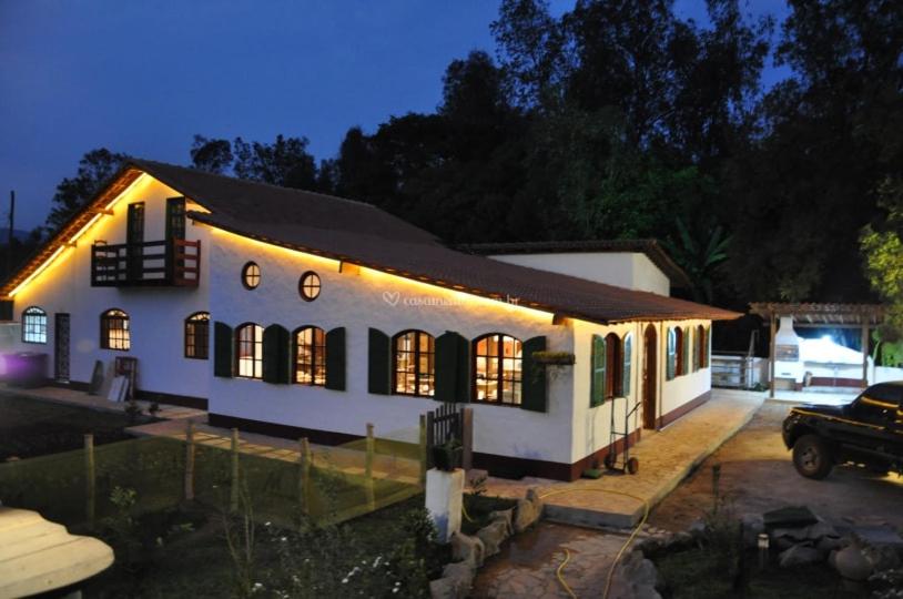 ein weißes Haus mit einem davor geparkt in der Unterkunft Espaço João Mineiro in Tiradentes