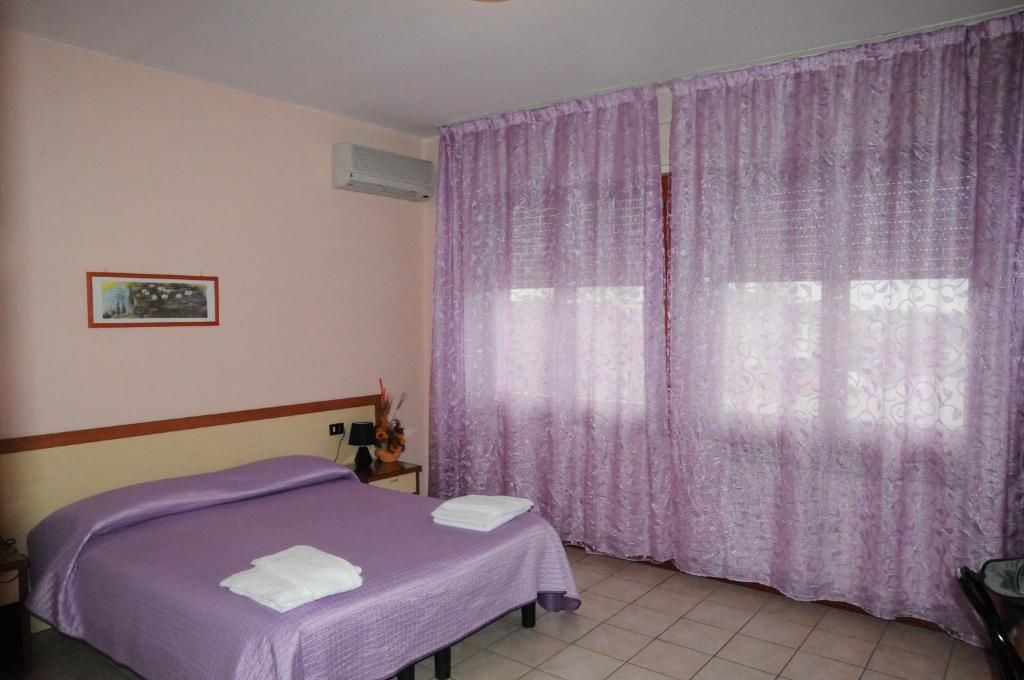 Postel nebo postele na pokoji v ubytování Hotel Cippa’s