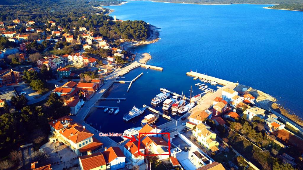 une vue aérienne sur une petite ville avec des bateaux dans l'eau dans l'établissement Casa Mattea, à Nerezine