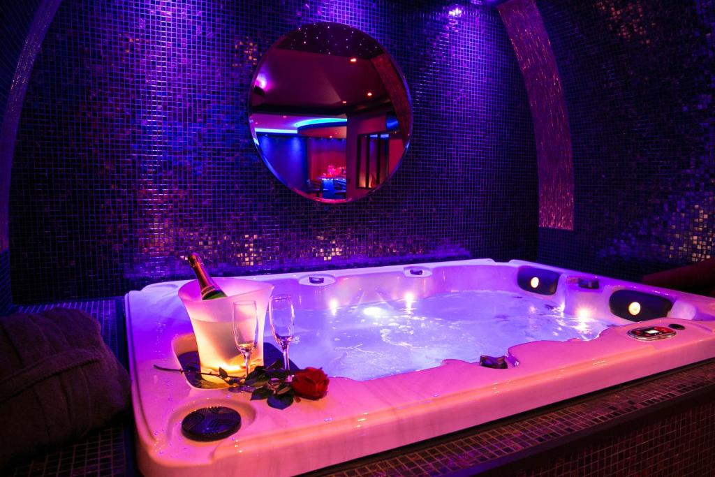 L'Insolite Spa Privatif ''Suite Luxueuse-Jacuzzi", Toulouse – Updated 2024  Prices