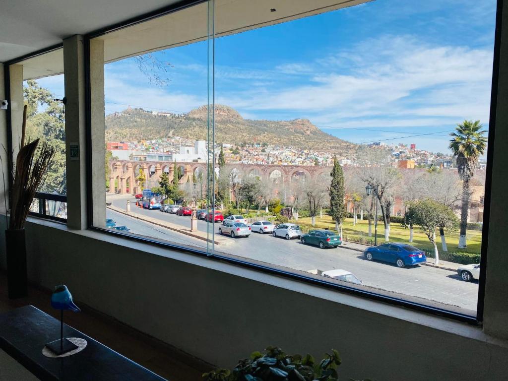 une fenêtre avec vue sur une rue et une ville dans l'établissement Hotel Alika, à Zacatecas