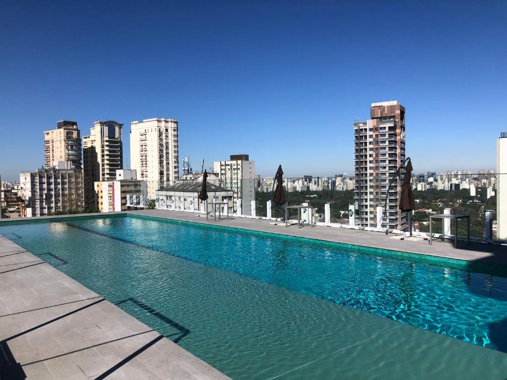 een groot zwembad op het dak van een gebouw bij 360 VN Capote Valente by Housi in Sao Paulo
