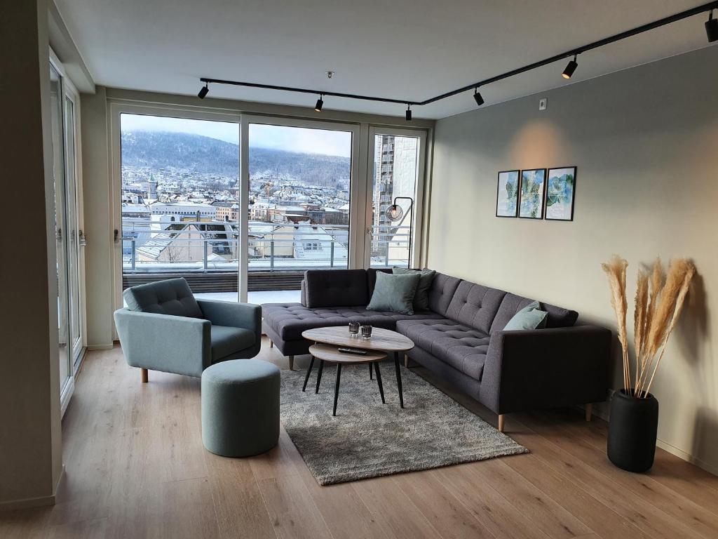 ein Wohnzimmer mit einem Sofa und einem Tisch in der Unterkunft Veversmauet Apartments in Bergen