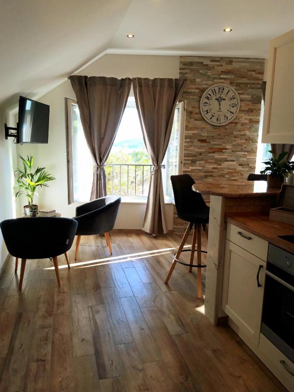 Kuchnia lub aneks kuchenny w obiekcie Old Town Sea Front M&M Apartment Korčula
