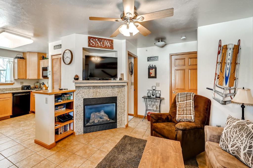 Two-Bedroom Condo at Streamside Lane - Housity