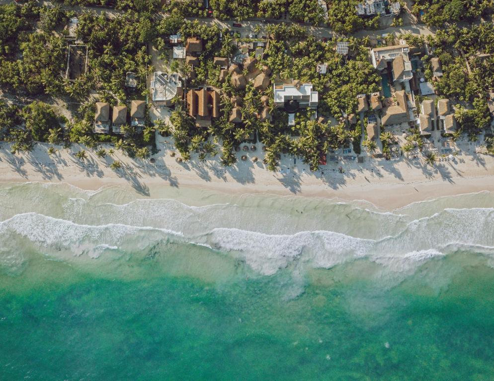 una vista aérea de la playa y el océano en Encantada Tulum en Tulum