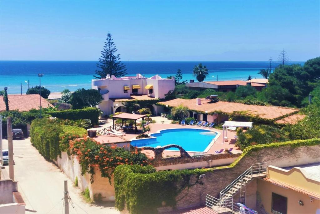 マツァーラ・デル・ヴァッロにあるVilla Adriana - Xenia Sicily Villasのスイミングプールと海を併設するリゾートです。