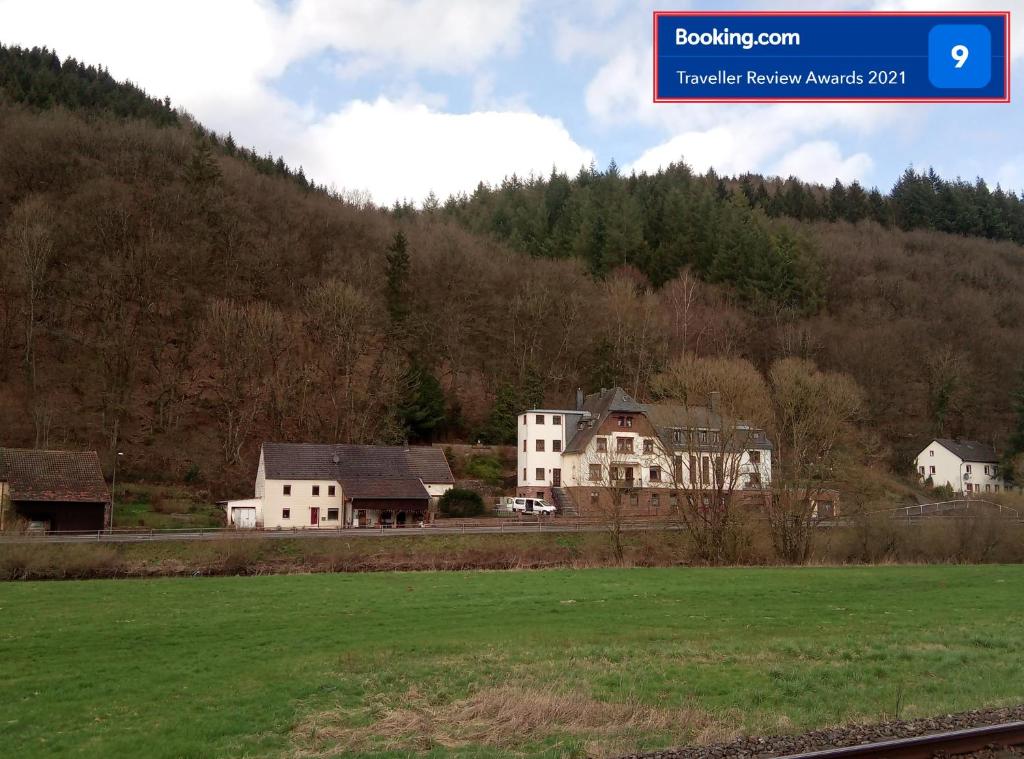 un grupo de casas al lado de una colina en die rote Ente, en Mürlenbach