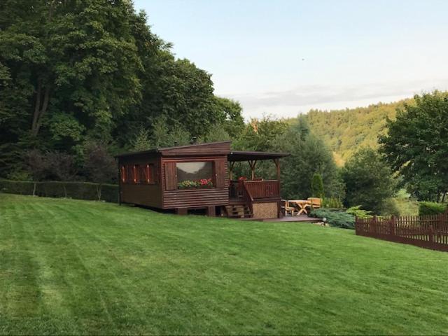 een treinwagon op een grasveld bij Domek letniskowy "Domek w zieleni" Kaszuby in Łapino