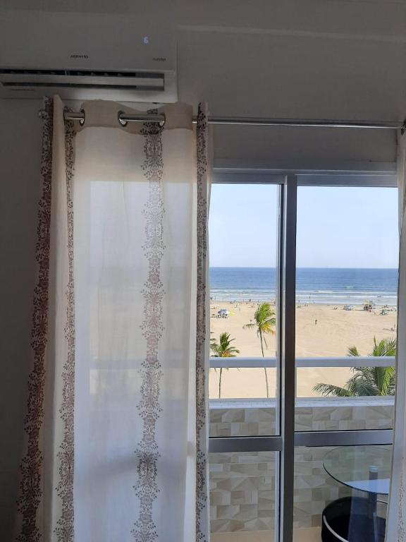  ap studio pé na areia na Guilhermina praia grande