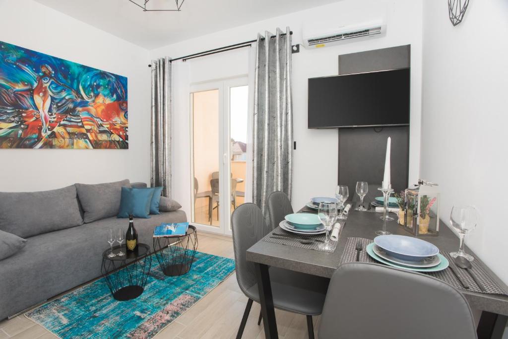 TV a/nebo společenská místnost v ubytování Apartmani Rišpet