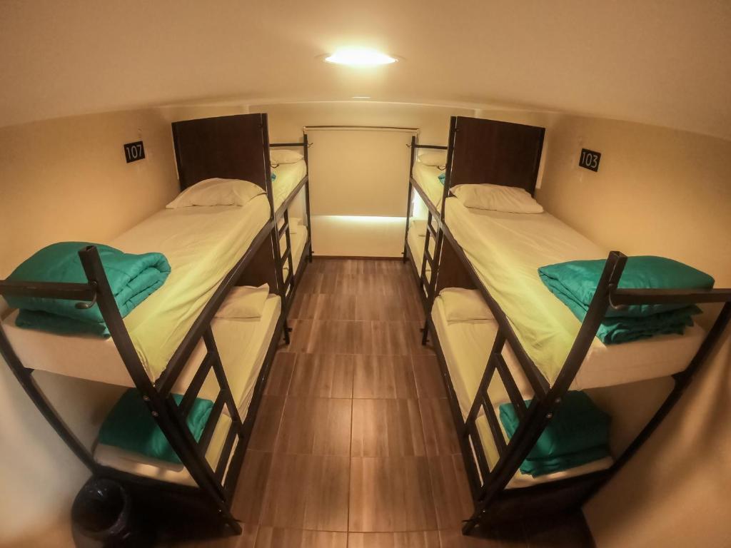 Postel nebo postele na pokoji v ubytování Folk Hostel