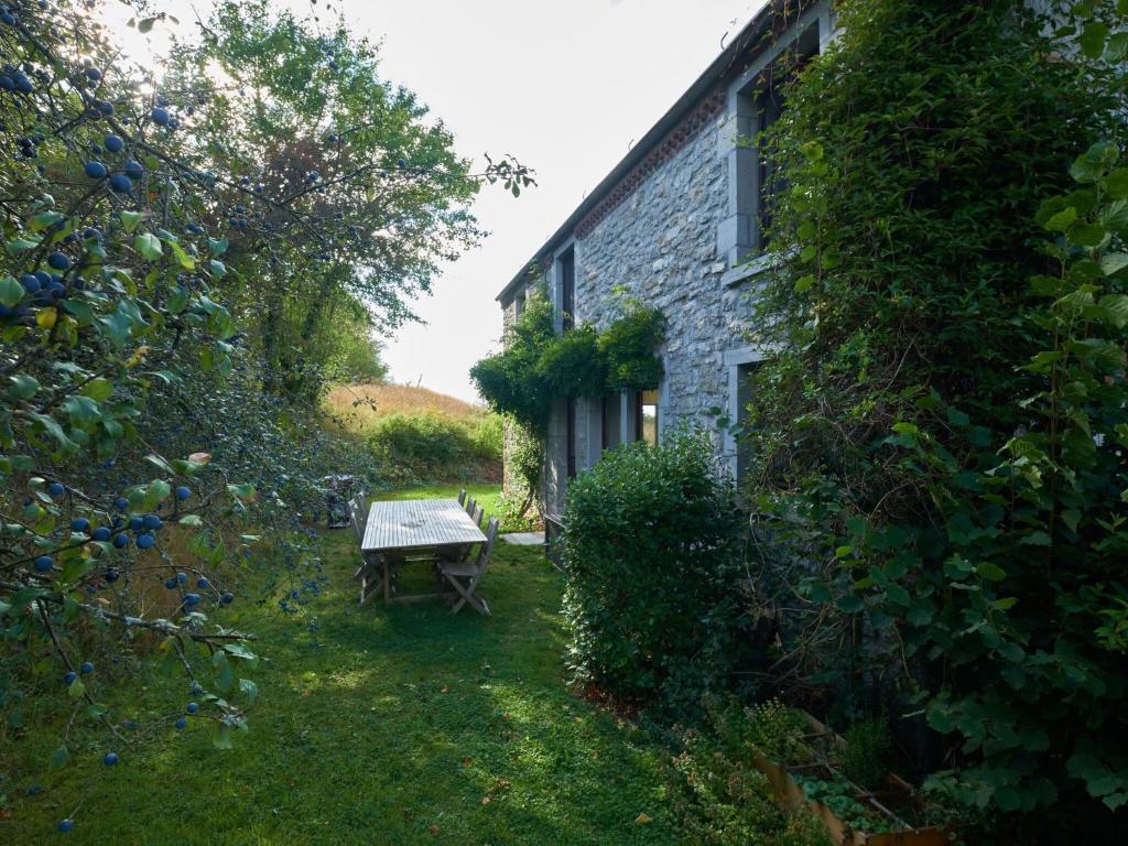 Zahrada ubytování Holiday Home in Chimay near Rance Forest