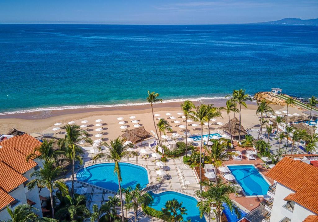 - une vue aérienne sur un complexe avec des palmiers et la plage dans l'établissement Buenaventura Grand Hotel & Great Moments - All Inclusive, à Puerto Vallarta