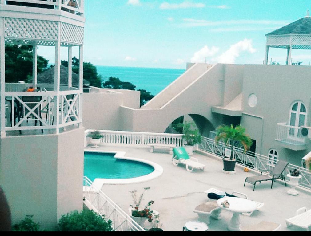 uma vista para uma casa com piscina em Sky Castles Apt H6 em Ocho Rios