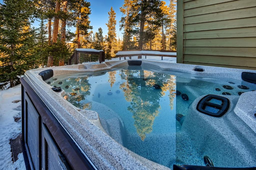 una piscina en la nieve con un mundo en ella en Four-Bedroom Pineview Haus, en Breckenridge