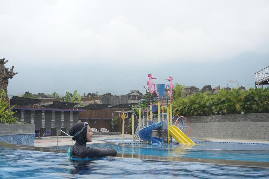 Bazén v ubytování Harmoni Hotel Garut nebo v jeho okolí