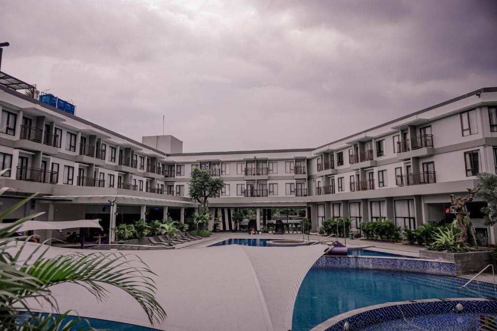 Bazén v ubytování Harmoni Hotel Garut nebo v jeho okolí