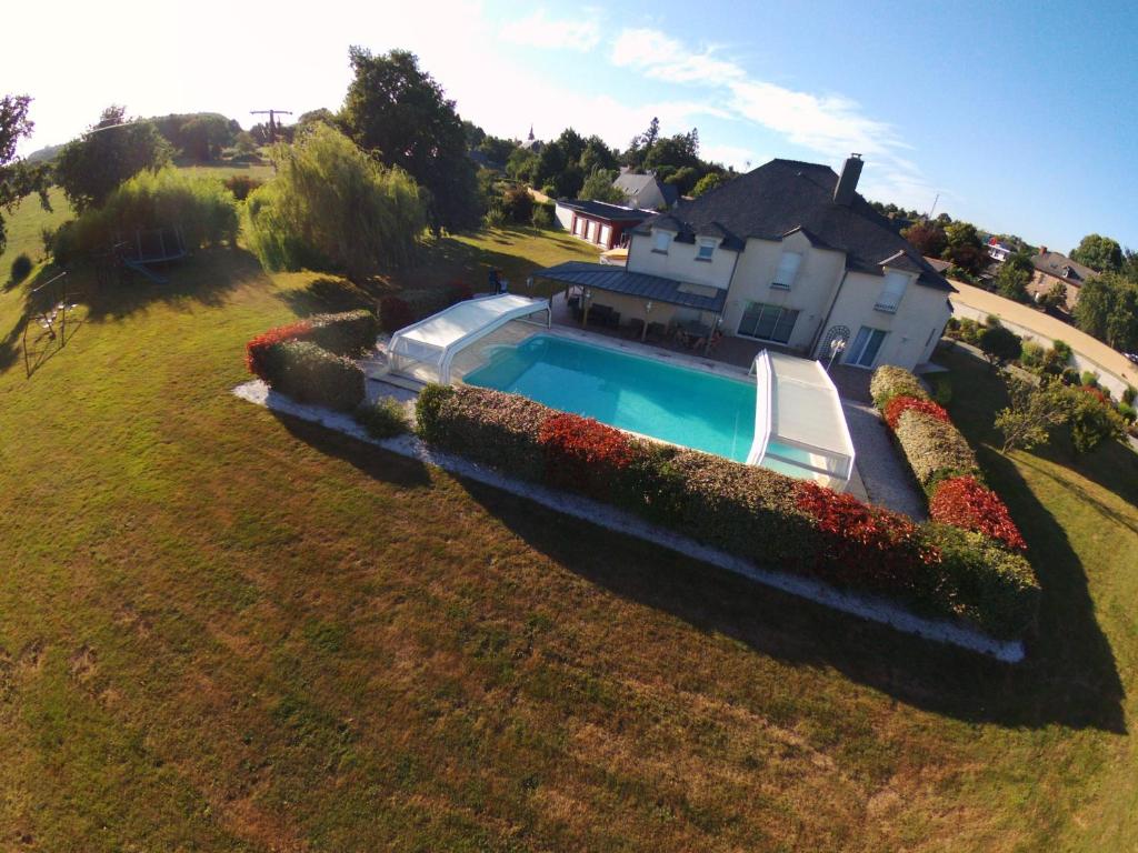 einen Blick über ein Haus mit Pool in der Unterkunft Cafecouet'Breizh in Guipry-Messac