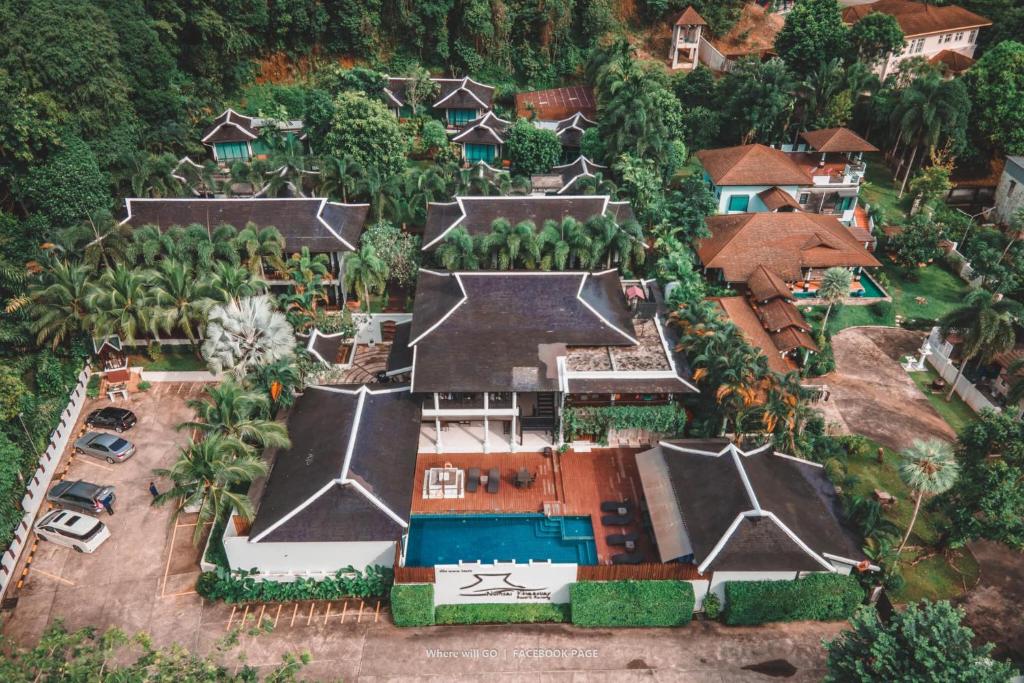 Numsai Khaosuay Resort في رانونغ: اطلالة جوية على منزل مع مسبح
