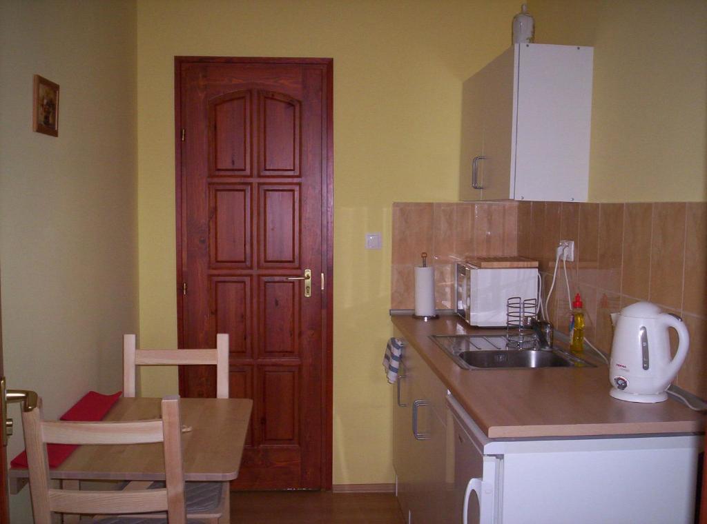 Kuchyňa alebo kuchynka v ubytovaní Kondics Apartmanház