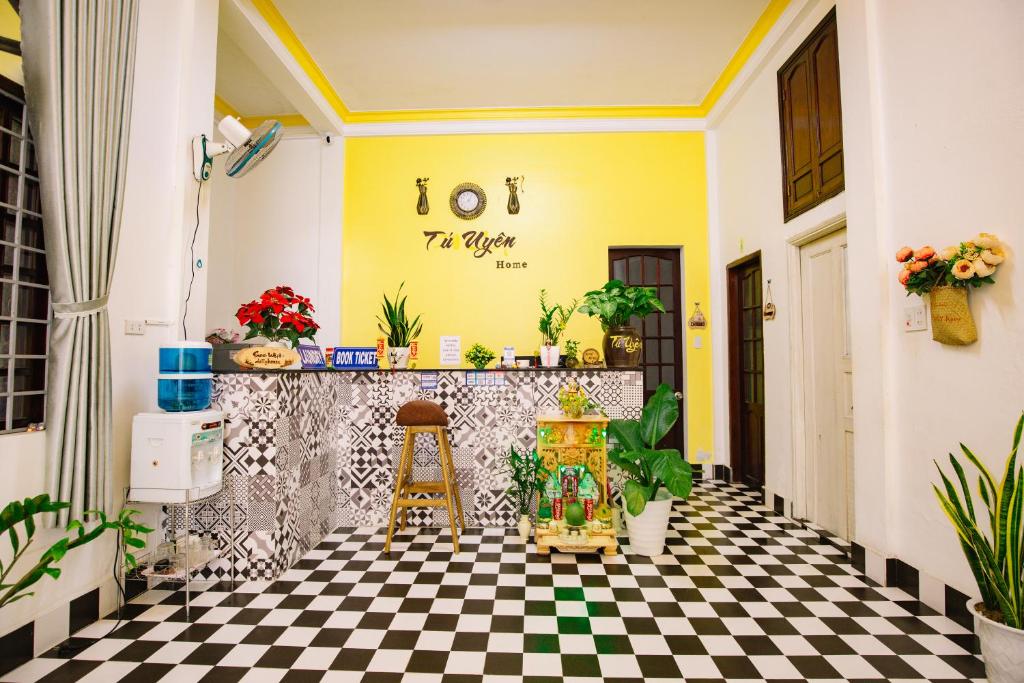 a room with a counter and a checkered floor at Tú Uyên Homestay in Hue