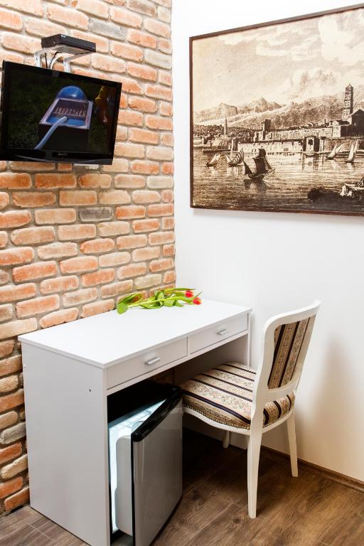 Televízia a/alebo spoločenská miestnosť v ubytovaní Prior Suites Split