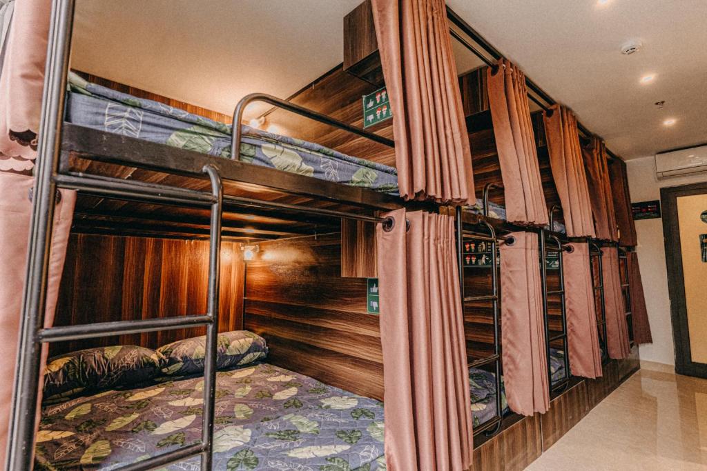 Palanda nebo palandy na pokoji v ubytování POSIKI Hotel & Dorm - Danang Dragon Bridge