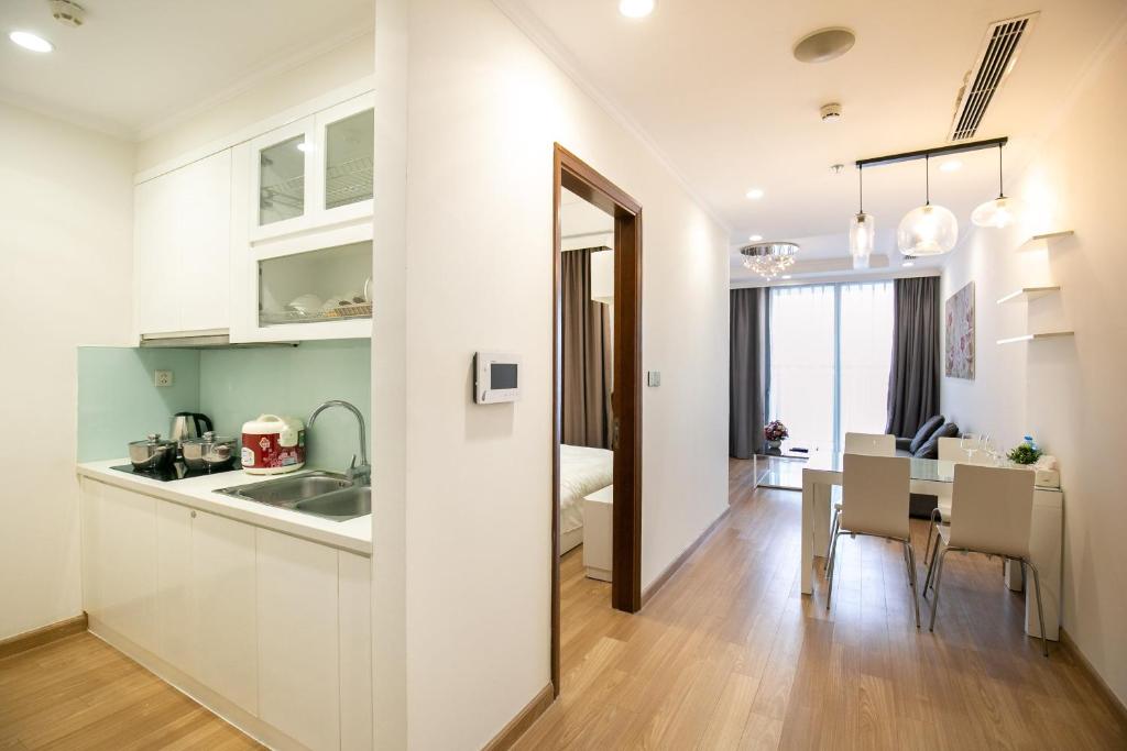 cocina y comedor con mesa de comedor en BOM HOMES- VINHOMES TIMES CITY & PARK hilll, en Hanói