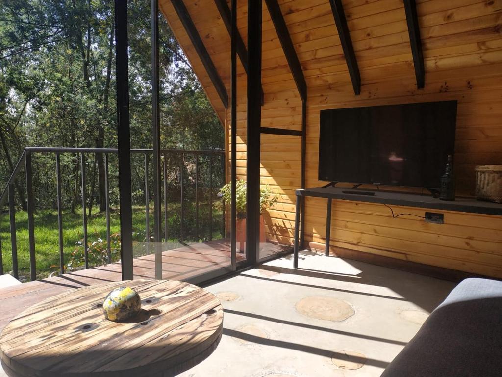 TV a/nebo společenská místnost v ubytování Glamping Los Ángeles