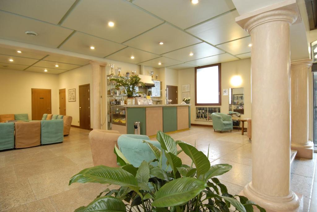 Sala de estar con columna y cocina en Albergo Bianchi Stazione, en Mantua