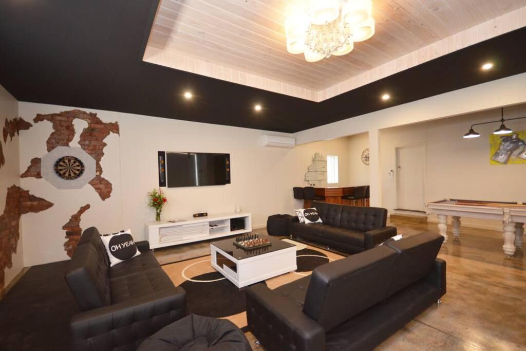 uma sala de estar com sofás e uma televisão de ecrã plano em No.40 Echuca - Echuca Holiday Homes em Echuca