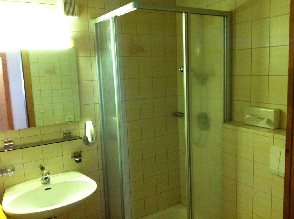 Koupelna v ubytování Hotel Garni Pfandl