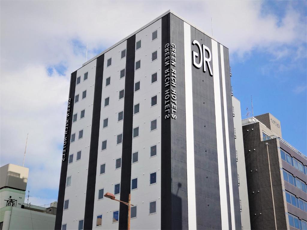 a tall building with the cdr written on it at Green Rich Hotel Miyazaki Tachibandori 2 (Artificial hot spring Futamata Yunohana) in Miyazaki