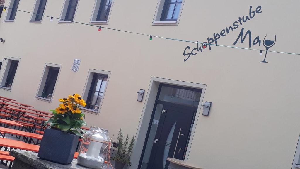 Un edificio con una porta e un cartello che dice "Buon compleanno, May" di Schoppenstube May a Weigenheim