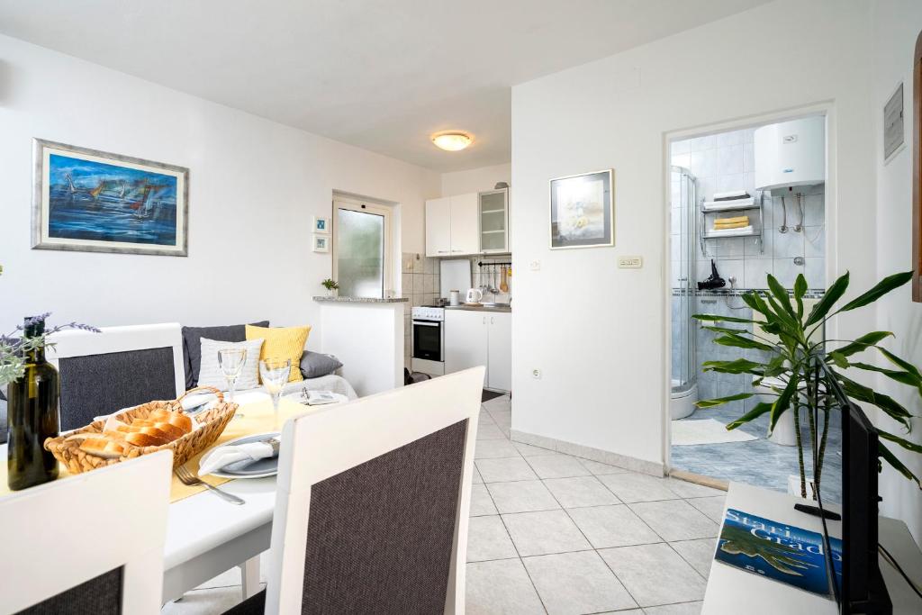 Kuchyň nebo kuchyňský kout v ubytování Apartments Bogdanić