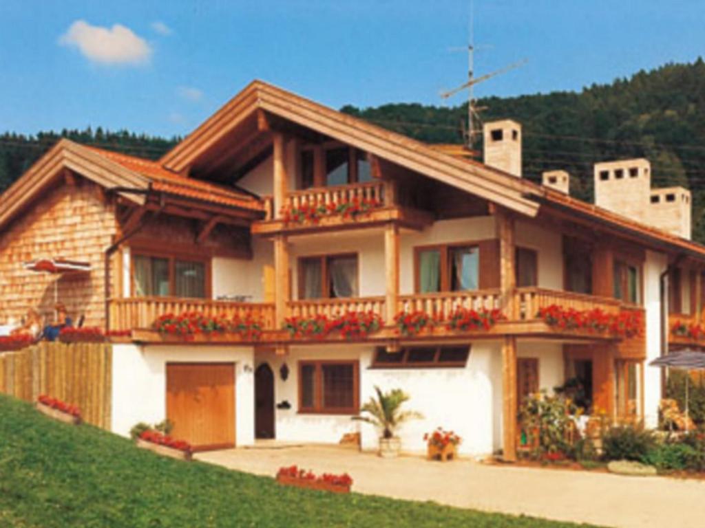 een huis met een balkon aan de zijkant bij Ferienwohnungen Wagner in Ruhpolding