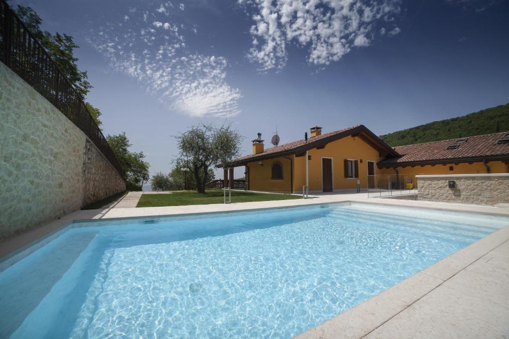 Bazén v ubytování AGRITURISMO ACINATICO WINE RELAIS nebo v jeho okolí
