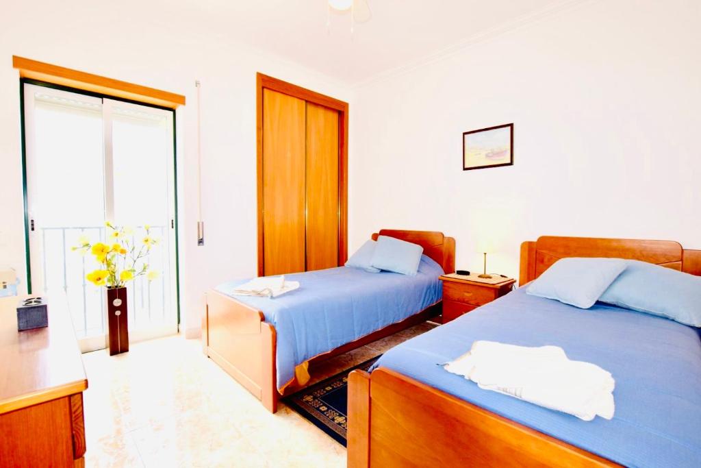 Cette chambre comprend 2 lits et une fenêtre. dans l'établissement Estrada de, Urbanizacao,edificio laranjal,apartment 18,vale carro, 8200-596, à Albufeira