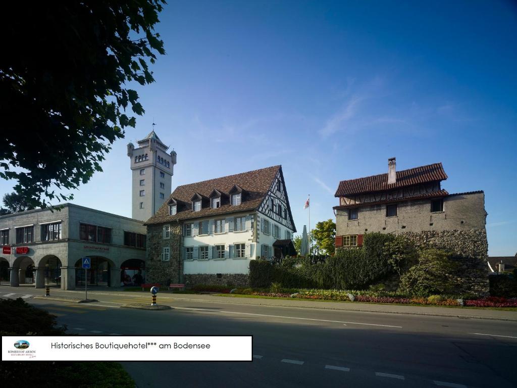 una calle con dos edificios y una torre de reloj en Hotel de Charme Römerhof, en Arbon