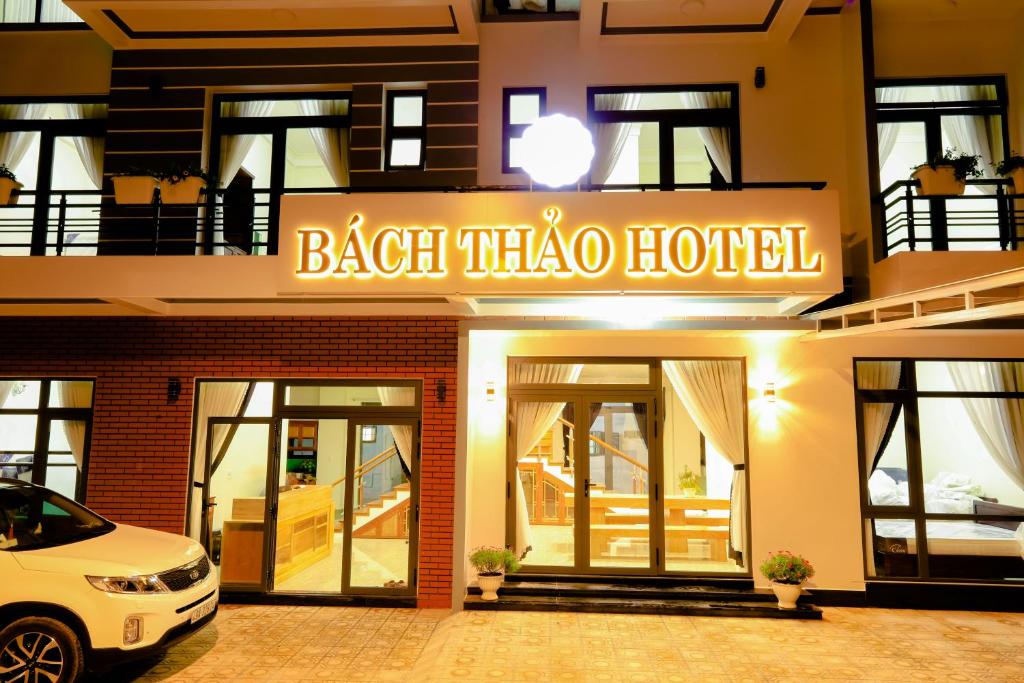 een hotel met een auto buiten geparkeerd bij Bách Thảo Hotel in Da Lat
