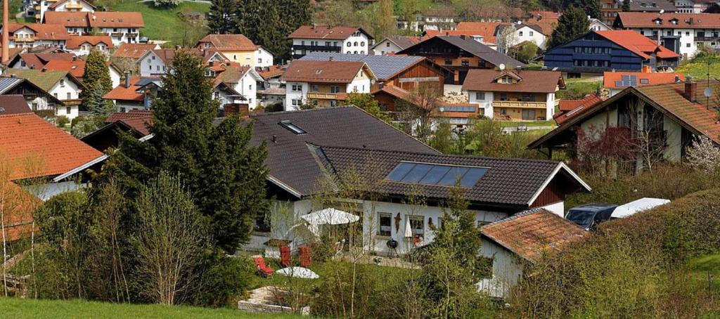 une maison avec un toit solaire dans une ville dans l'établissement Haus am Silberbergbach, à Bodenmais