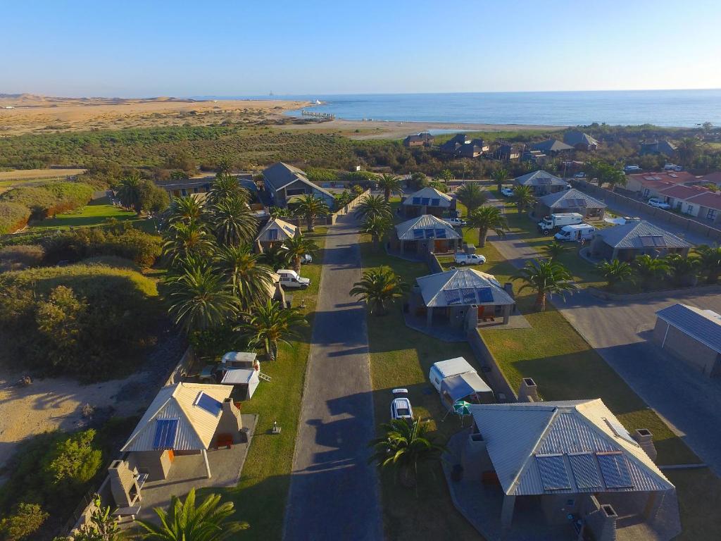 uma vista superior de um resort com palmeiras e casas em Alte Brucke Holiday Resort em Swakopmund