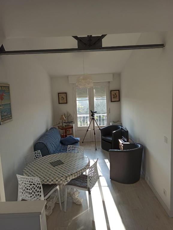 un salon avec une table et un canapé dans l'établissement Appartement des remparts, à Guérande