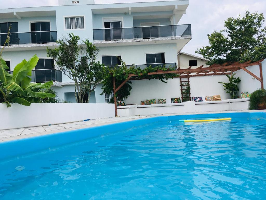  Apartamento com piscina perto da praia